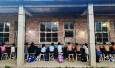 世俱杯官网:铁皮房、土操场，这里有一座“筑梦”摔跤馆
